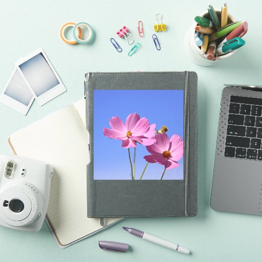 青空を抱く美し澄んいピンク色の花 シール (iPadカバー)