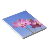 青空を抱く美し澄んいピンク色の花 ノートパッド (アングル)