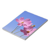 青空を抱く美し澄んいピンク色の花 ノートパッド (回転)
