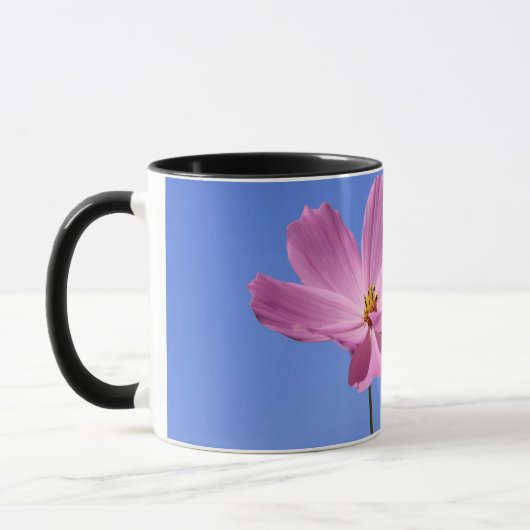 青空を抱く美し澄んいピンク色の花 マグカップ (左)