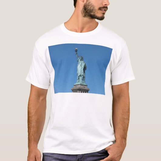青空を背景にした自由の女神像 Tシャツ (正面)