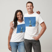 青空を背景にした自由の女神像 Tシャツ (ユニセックス)