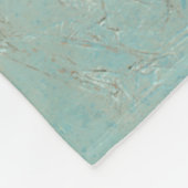 青空を通って飛んでいる白い鳥 フリースブランケット (角)