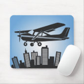 青空を都市の上空で飛行するクールなセスナ機、航空 マウスパッド (マウス)