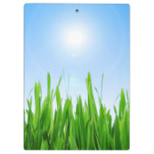 青空デザインの緑の草原の庭 クリップボード (裏面)