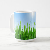 青空デザインの緑の草原の庭 コーヒーマグカップ (正面左)