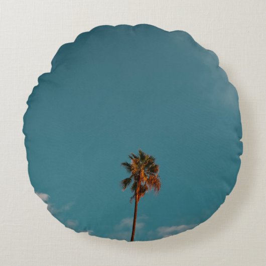 青空下のヤシの低角度写真 ラウンドクッション (正面)