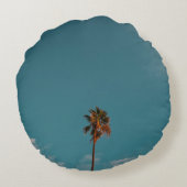 青空下のヤシの低角度写真 ラウンドクッション (裏面)