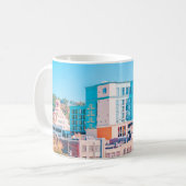青空下の茶白色建物 コーヒーマグカップ (正面左)