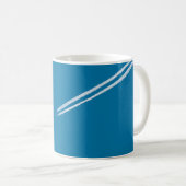 青空飛んでいる背景の飛行機 コーヒーマグカップ (正面右)