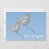 青空80歳の誕生日パーティーで銀色の風船 招待状 (正面)