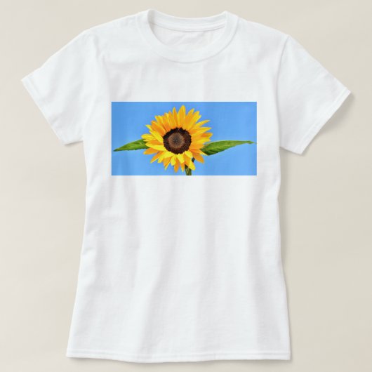 青空Tシャツに太陽に照らされた黄色のひまわり Tシャツ (デザイン正面)