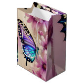 青素晴らしい蝶とピンクの花 ミディアムペーパーバッグ (正面アングル)