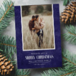 青素朴紫の冬のクリスマスの独身の写真 シーズンカード<br><div class="desc">このシンプルデザインと素朴な休日のポートレート最高のは、青い紫色の素朴な紙のテクスチャーとヴィンテージスクリプトの文字の単語"Merry Christmas"の上にあなたの写真を特色とする。農家のスタイルグリーティングカードに最適。テンプレートを使用し最高のて、写真、家族の名前、年を簡単に追加。背面または背面に個人メッセージを離れ追加空白のする。フォトカラーパレットに合わせて使用できるその他の色要救済求カスタムかcitronelladesign@gmail.comに書メールを送信して下さい</div>