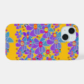 青紫の花が黄色に咲き乱れる iPhone 15ケース (裏面横)