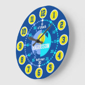 青緑の学黄色いテニスを時間を告げる少年たち ラージ壁時計 (傾斜)