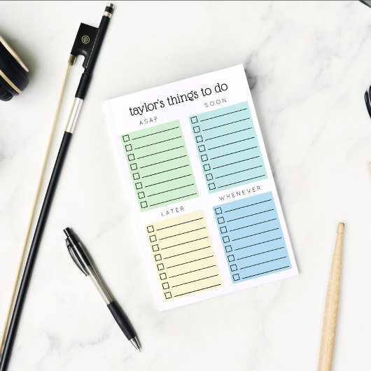 青緑の黄色を行う整理された物事 ポストイット