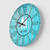 青緑家族のモノグラムによって風化させる木 ラージ壁時計 (傾斜)