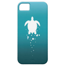 青緑色の海に対するウミガメ及び泡