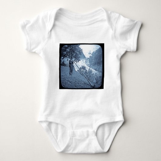 青緑色幻灯のスライドのアルプスの角のヴィンテージ ベビーボディスーツ (正面)