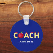 青背景に赤い林檎のCoachテキスト キーホルダー (正面)