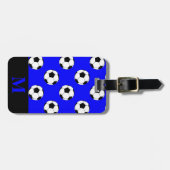 青背景の白いサッカーボール モノグラム ラゲッジタグ (正面横)