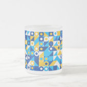 青色から黄色のシームレスなトレンディーパターンの図形 フロストグラスマグカップ (中央)