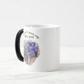 青色のヴィンテージの古いロードスターでエンジンが消えている モーフィングマグカップ (正面左)