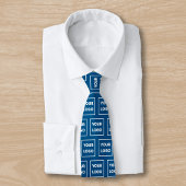 青色カスタムの両面にビジネスロゴのパターンを配置 ネクタイ