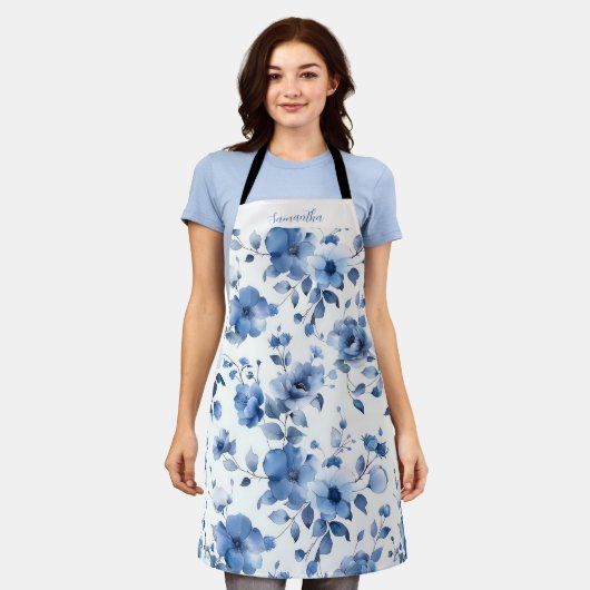 青色花柄 エプロン (着用した状態)