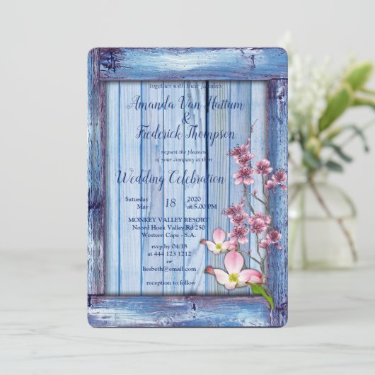 青芸術品を気取った木のテクスチャ上のピンクの花 招待状 (スタンド正面)