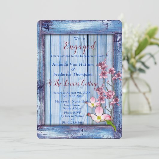 青芸術品を気取った木のテクスチャ上のピンクの花 招待状 (スタンド正面)