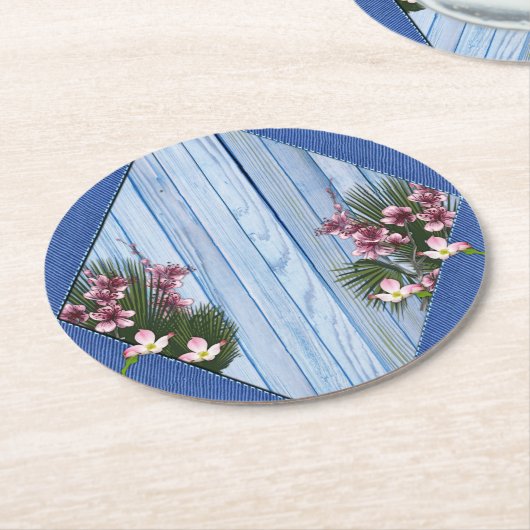 青芸術品を気取った木 – 布地のテクスチャ上のピンクの花 ラウンドペーパーコースター (アングル)