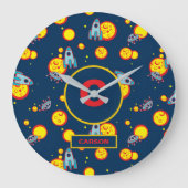 青赤と黄色名の少年のための宇宙テーマ ラージ壁時計 (正面)