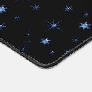青輝くクリスマスの星、夜空の雪片 デスクマット