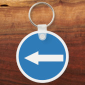 青離れ矢印道路標識 |メタルサークルのキーチェーン キーホルダー (正面)