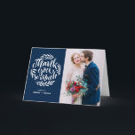 青|の文字を入れるリースの結婚式のサンキューカード サンキューカード<br><div class="desc">濃紺の背景の白い手のレタリングを特色にするこの素朴な写真の結婚式のサンキューカードのあなたの家族そして友人への感謝を与えて下さい。 あなた自身の写真および詳細を加えることによってこのサンキューカードをカスタマイズ。 結婚式、卒業および同じようなイベントのために完成して下さい。</div>