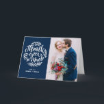 青|の文字を入れるリースの結婚式のサンキューカード サンキューカード<br><div class="desc">濃紺の背景の白い手のレタリングを特色にするこの素朴な写真の結婚式のサンキューカードのあなたの家族そして友人への感謝を与えて下さい。 あなた自身の写真および詳細を加えることによってこのサンキューカードをカスタマイズ。 結婚式、卒業および同じようなイベントのために完成して下さい。</div>
