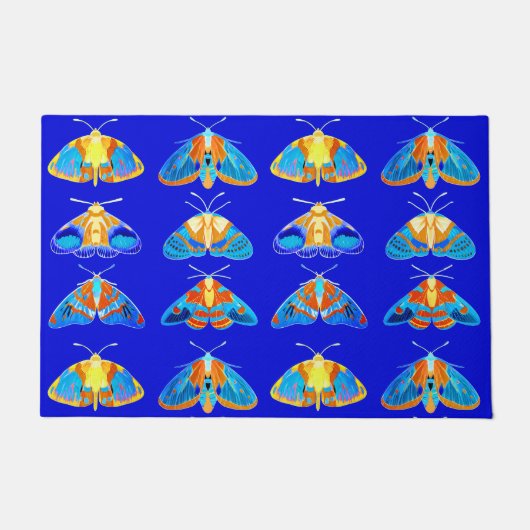青、オレンジ、ターコイズの蛾 ドアマット (正面)