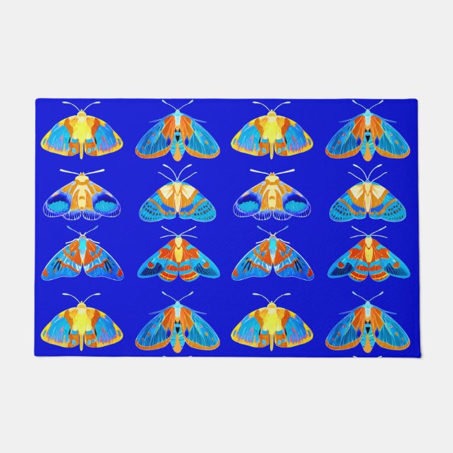 青、オレンジ、ターコイズの蛾 ドアマット (正面)
