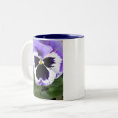 青、白いおよび紫色のパンジー ツートーンマグカップ (正面左)