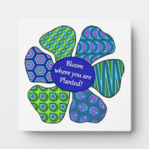 青・緑のプラークに「開花が植えられている」