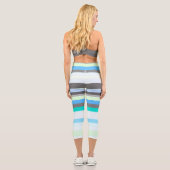 青、緑、灰色の抽象芸術ストライプ カプリレギンス (裏面)