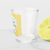 青、黄色の背景の漫画（昆虫）マルハナバチ ショットグラス (右)