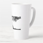 「静かなシルエットで木の下に反射する男Ar カフェラテマグ (右アングル)