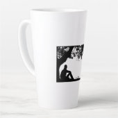 「静かなシルエットで木の下に反射する男Ar カフェラテマグ (左アングル)