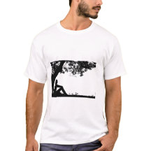 「静かなシルエットで木の下に反射する男Ar