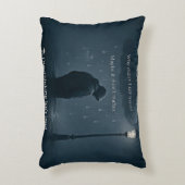 静かなスパイラル – 現実的な考え過ぎのティー アクセントクッション (正面(垂直))