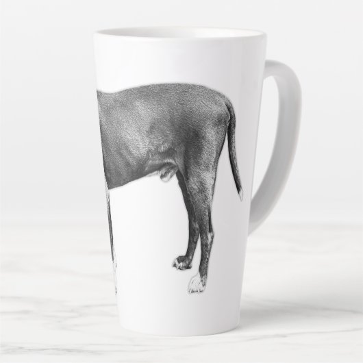 静かなチェックイン – ソフトな目のサイドポーズ カフェラテマグ (右アングル)