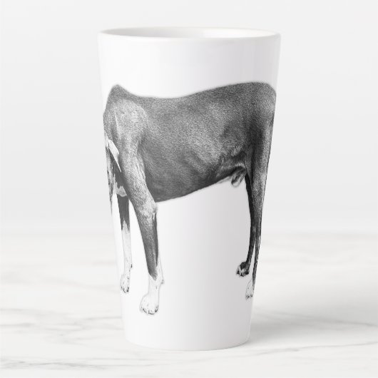 静かなチェックイン – ソフトな目のサイドポーズ カフェラテマグ (正面)